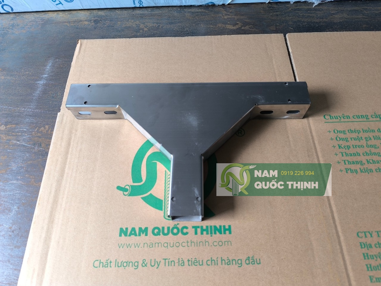 Co Tê Máng Cáp Inox 40x40 mm 1 Ly