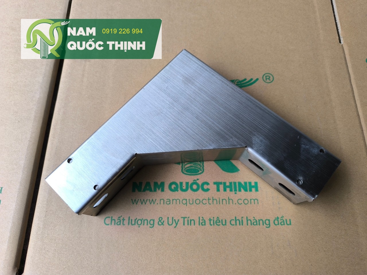 Co Ngang Máng Cáp Inox 50x50x1 mm