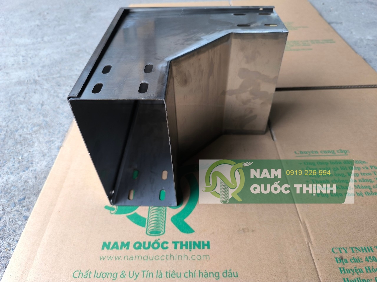 Co Xuống Máng Cáp Inox 200x100x1.2 mm