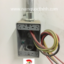 Đầu nối ống thép luồn dây điện trơn EMT vào hộp kín nước