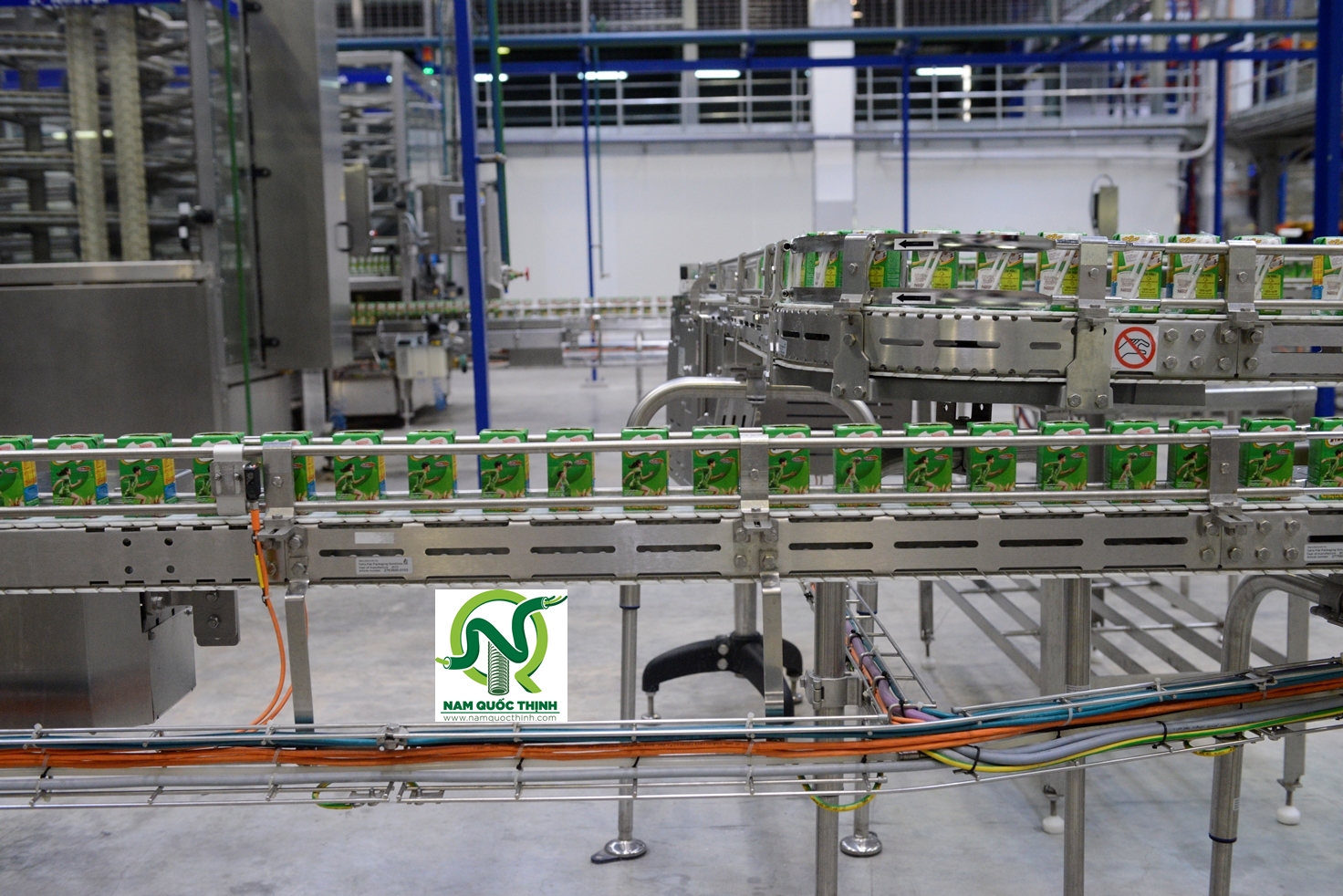 Mang luoi inox 50x50 tai hop sua Nestle
