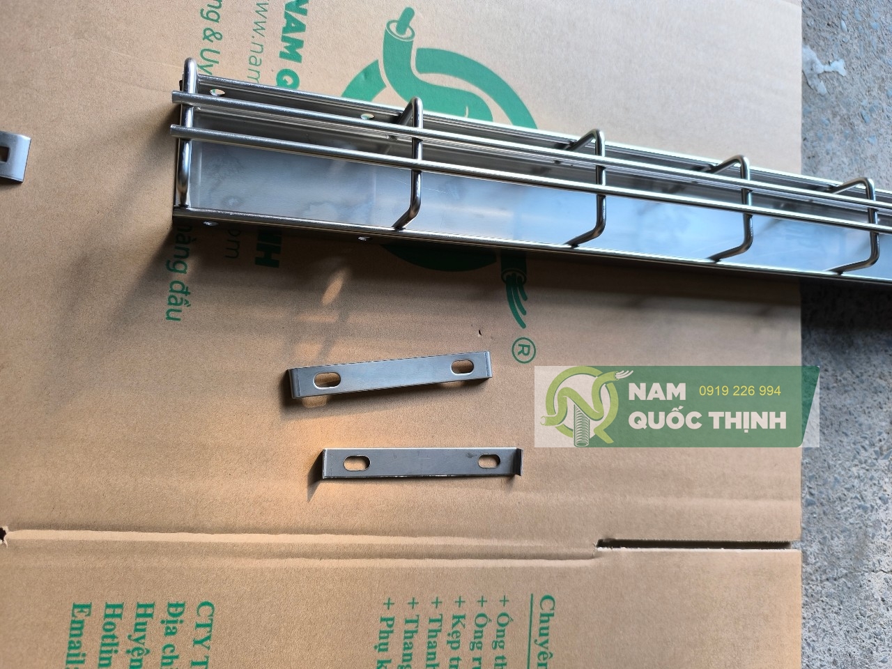 bass gan giu mang cap luoi inox 50x50 mm