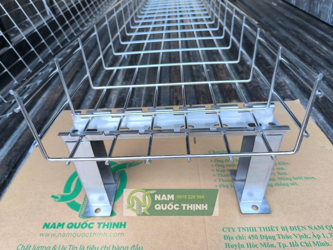 chan chong san bfs treo mang dien luoi inox 300x100 mm
