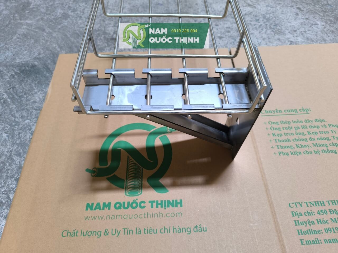 chan chong san mang luoi inox 200x50