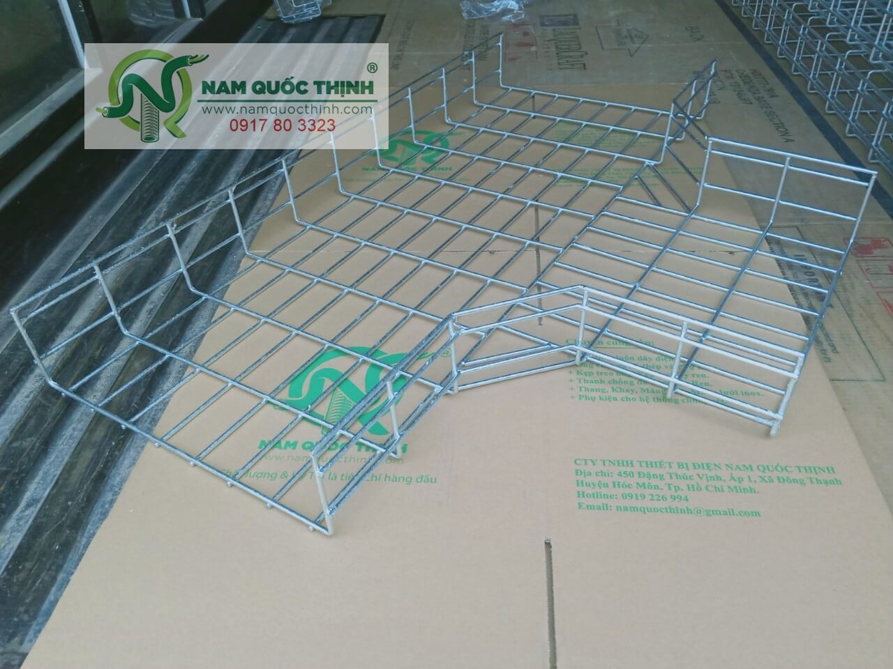 co 3 nga chu t mang cap dang luoi nhung nong 400x100 mm