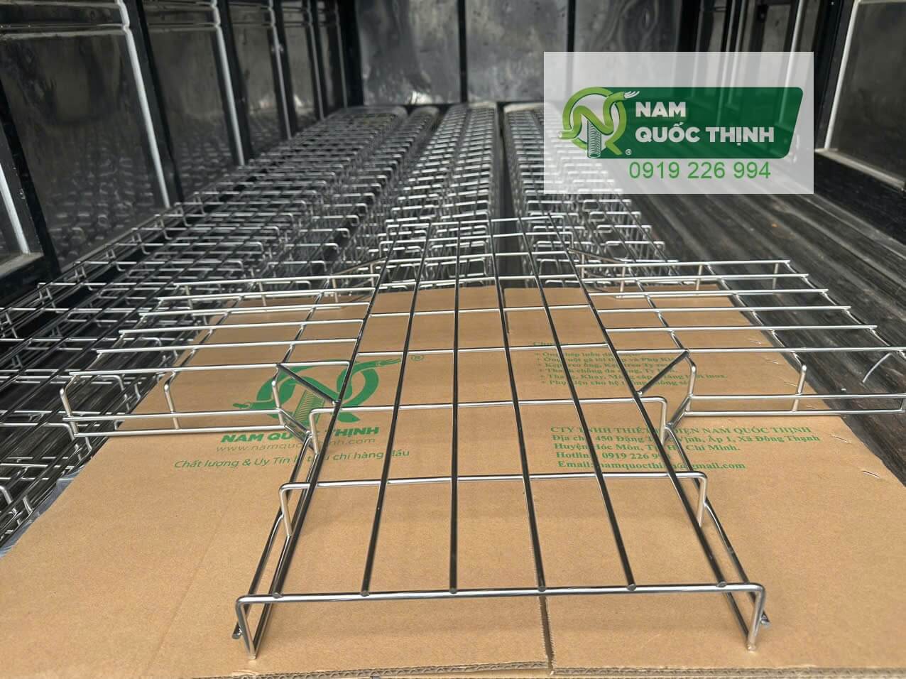 co chu thap 4 nga mang luoi inox 300x50 mm