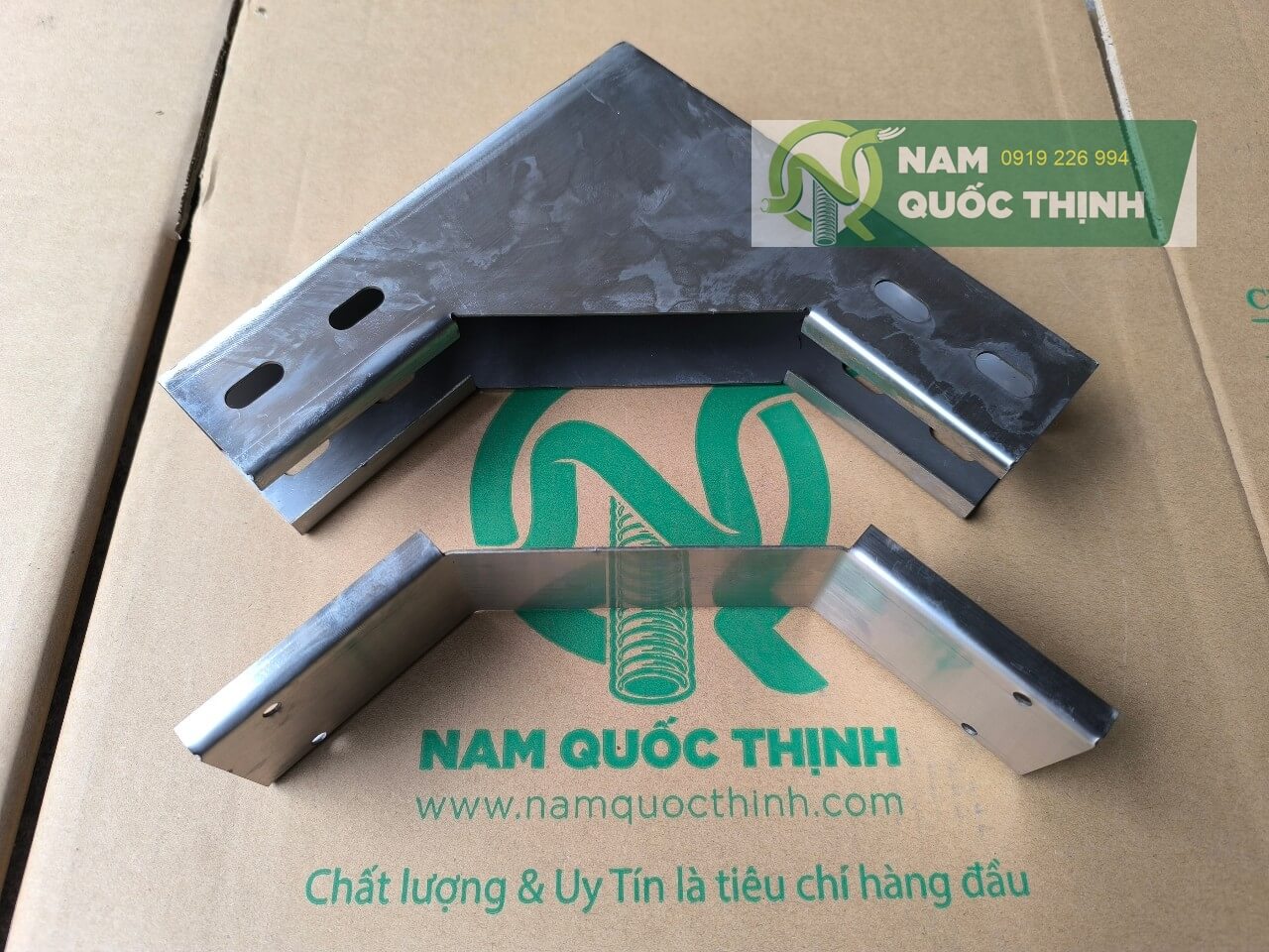 co di len mang dien trunking inox 50x50 mm 1 li