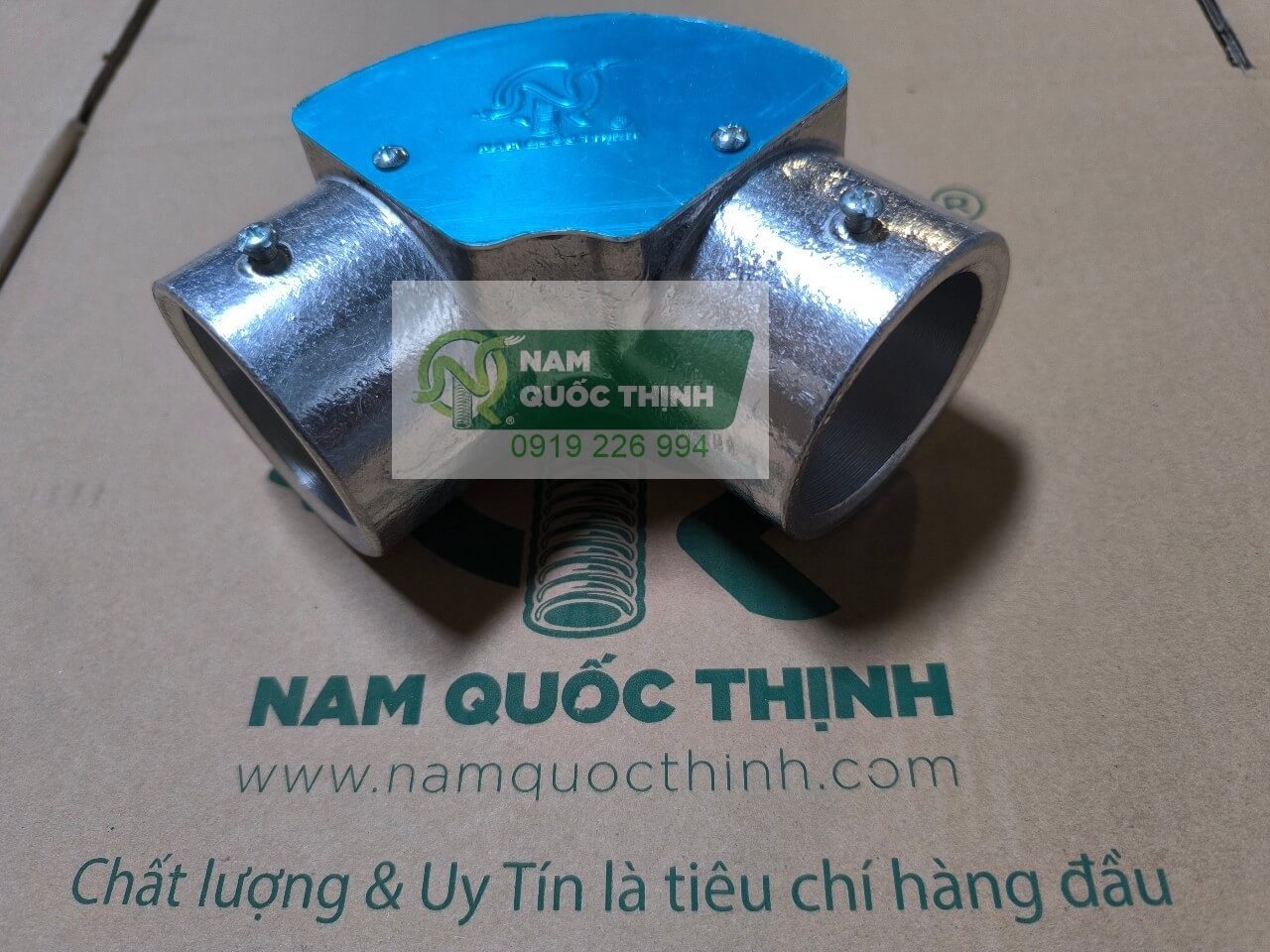 co duc dung ong thep luon day dien tron phi 60 2 inch emt