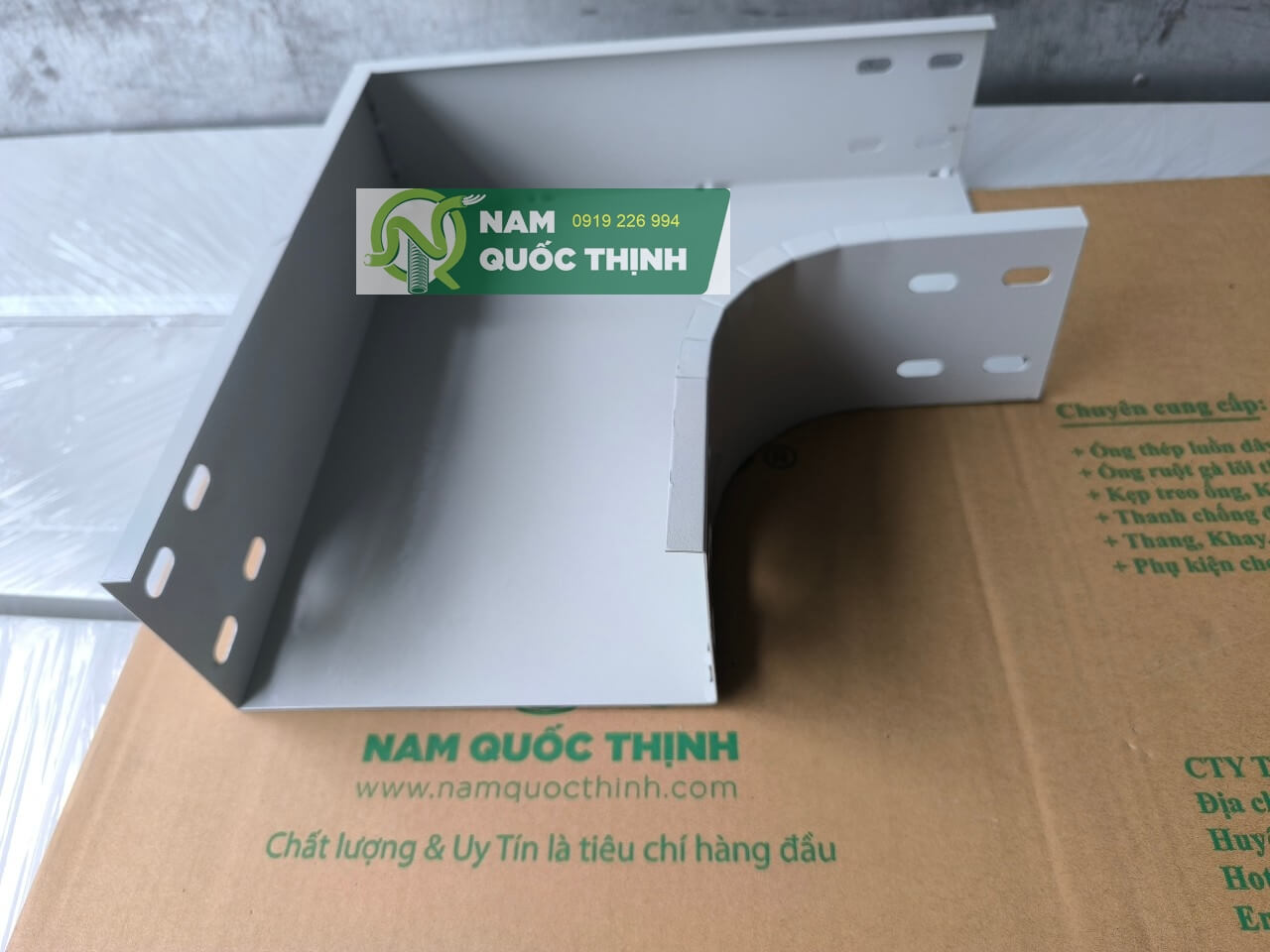 co goc vuong 90 do mang cap son tinh dien mau trang 200x100 mm 1 li 2