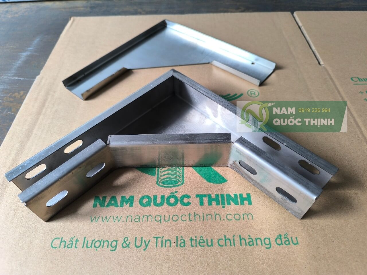 co goc vuong 90 do mang cap trunking inox 304 w40xh40 mm 1 ly