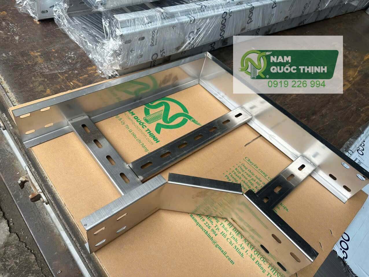 co goc vuong 90 do thang cap 300x100 mm inox 304