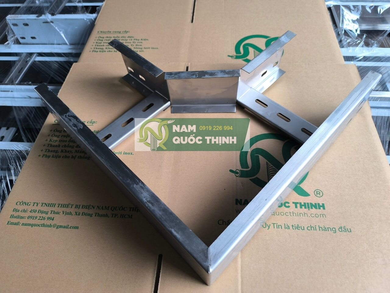 co goc vuong 90 do thang cap inox 200x100 mm 1 li 2