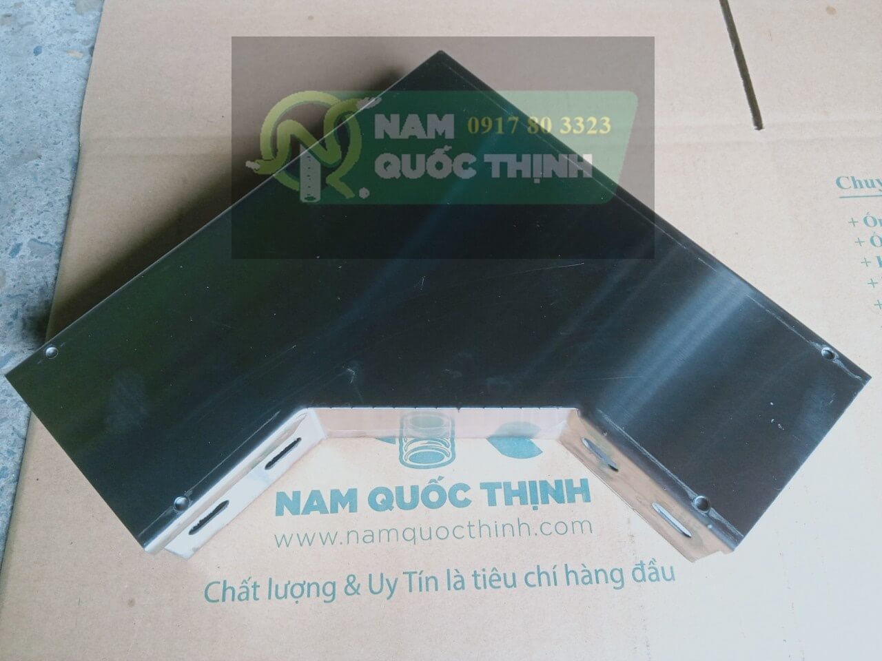 co goc vuong mang dien inox 304 100x50 mm
