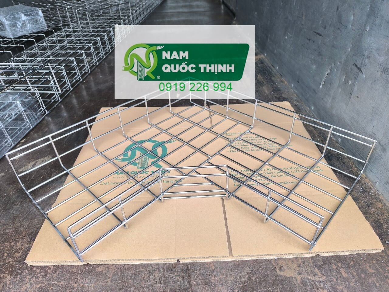 co goc vuong mang luoi inox 304 300x100 mm