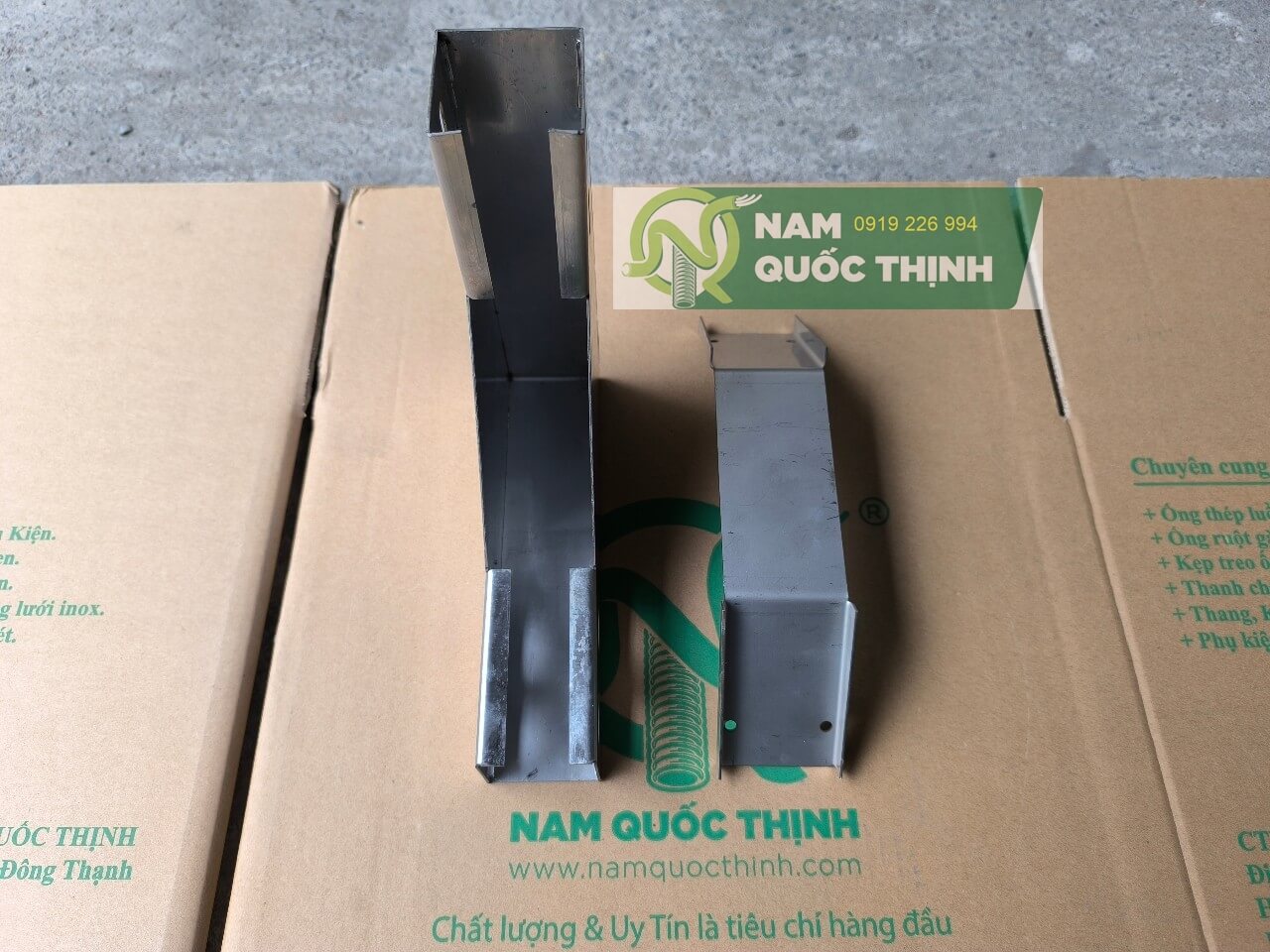 co huong len mang cable trunking inox w50 x h50 mm 1 ly