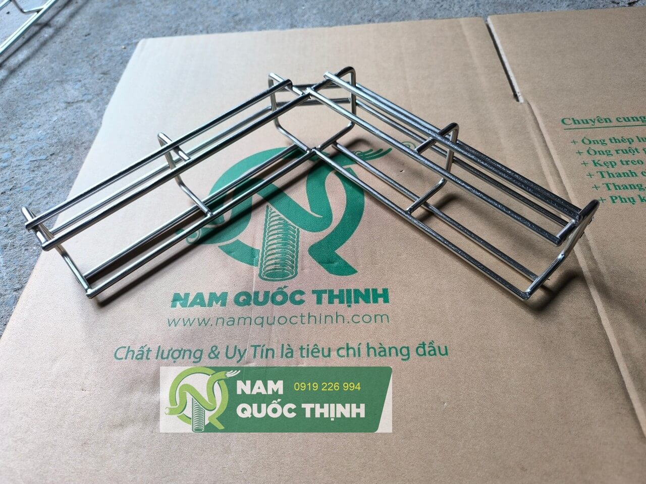 co huong len mang cap dang luoi inox 304 50x50x5 mm