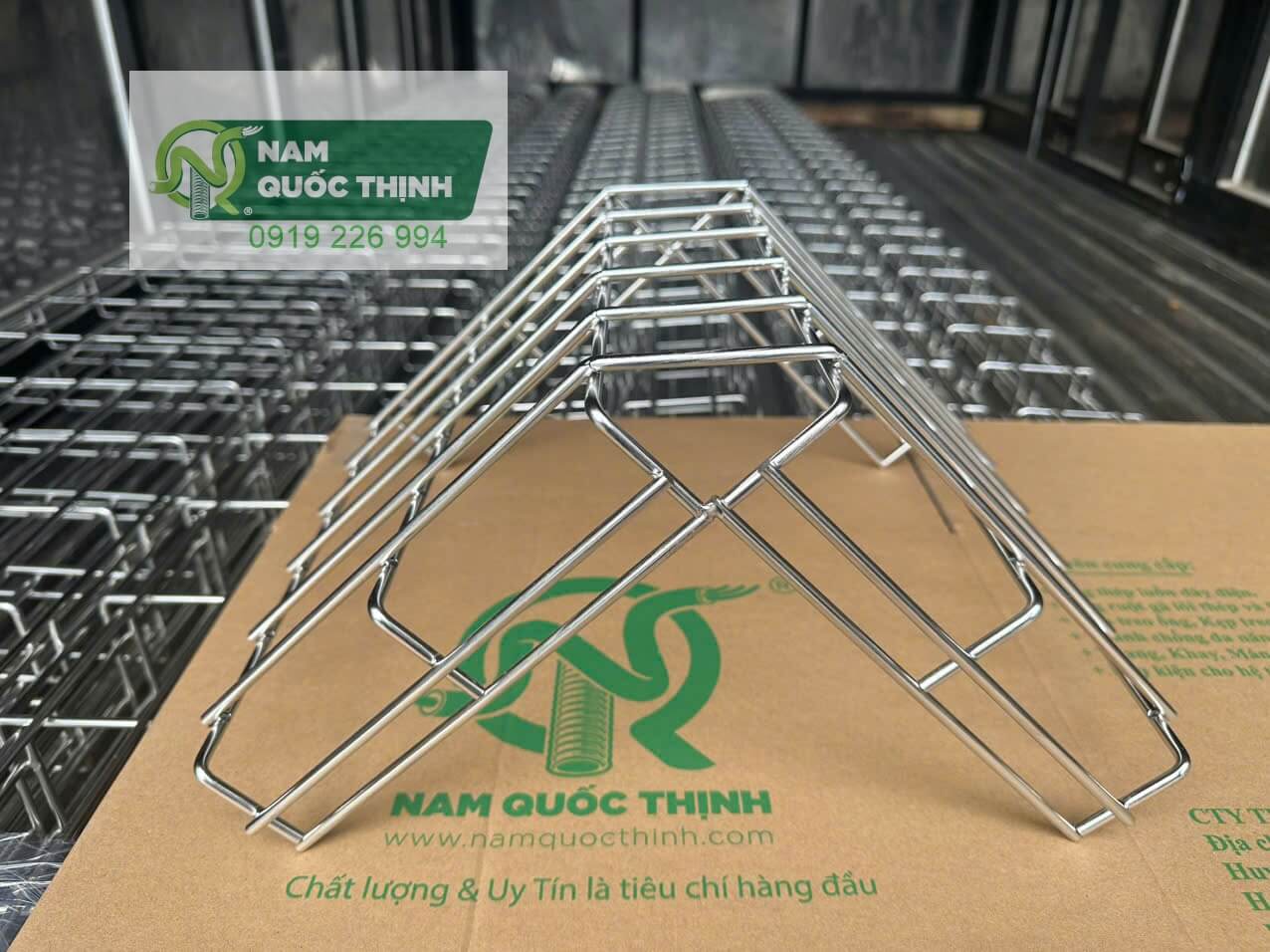 co huong len mang dien luoi inox 300x50 mm
