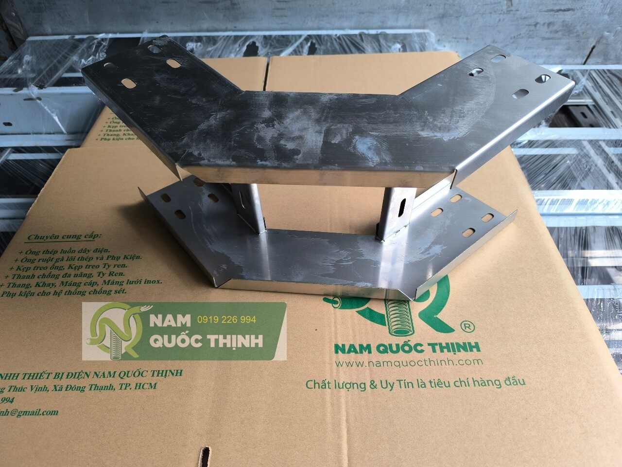 co huong xuong thang cap ladder inox 304 200x100 mm 1 ly 2