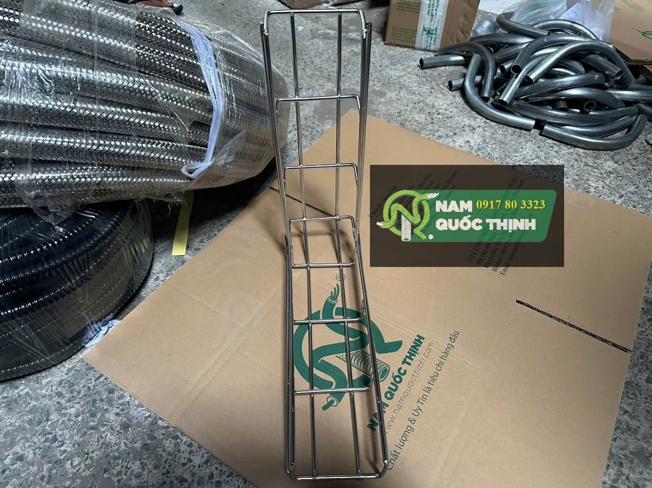co len trunking luoi inox khong gi 100x50 mm