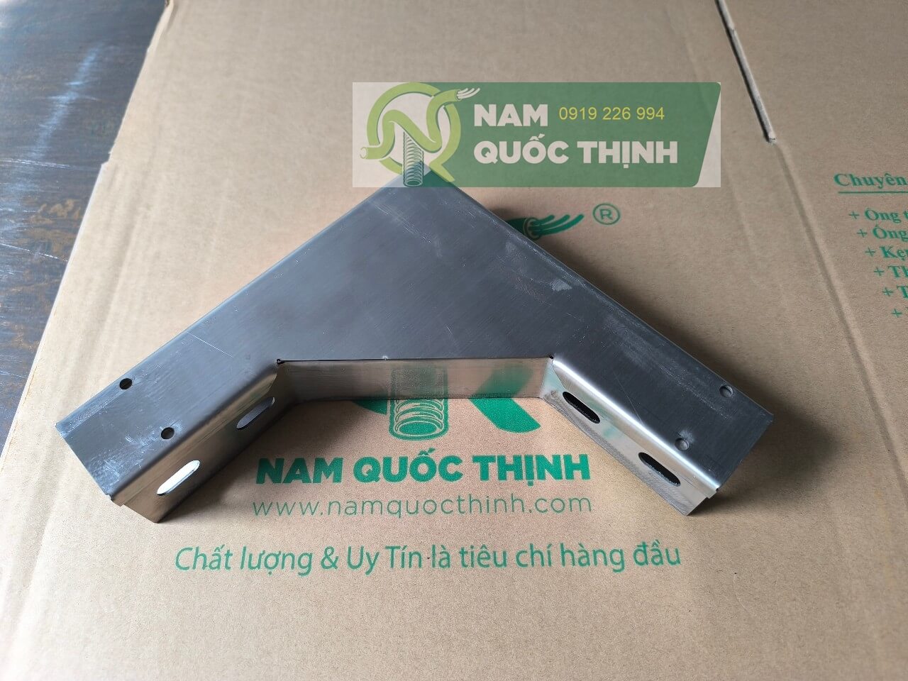 co ngang co nap mang cap cable trunking inox 40x40x1.0 mm