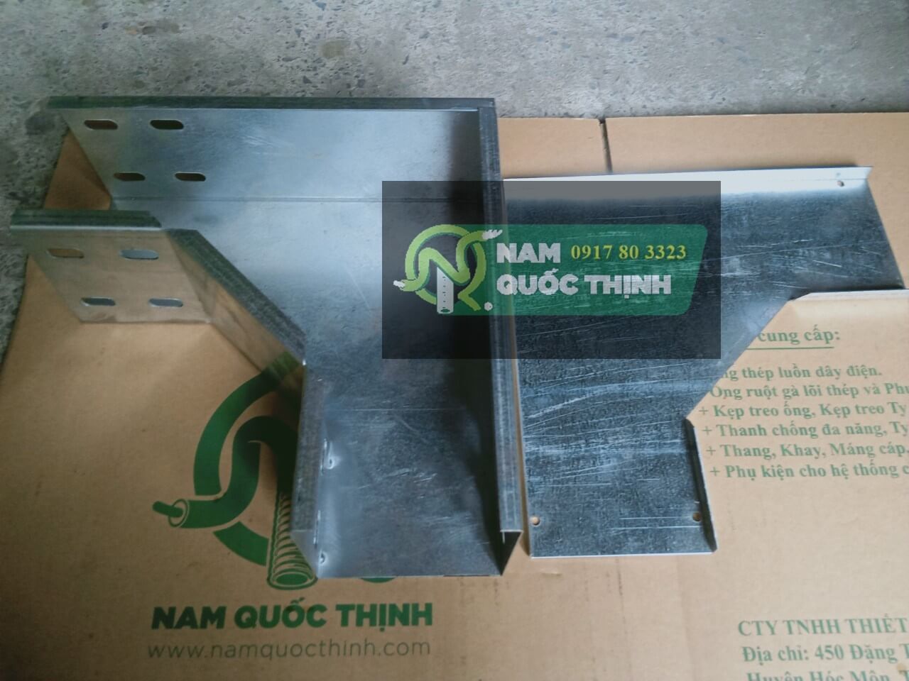 co ngang goc vuong 90 do khay cap thep ma kem 100x100 mm 1 li 2