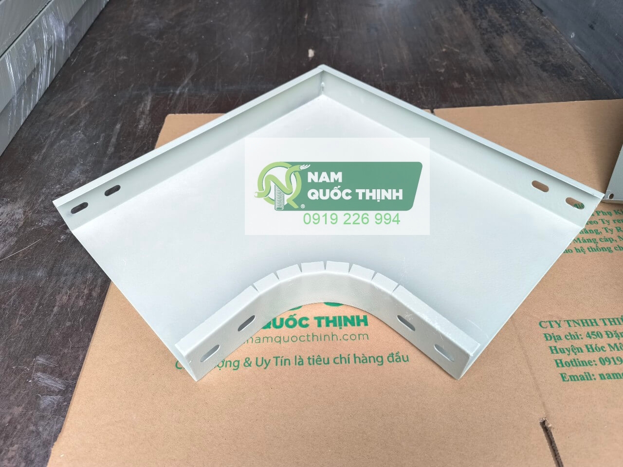 co ngang khay cap 250x50 mm 1 li 2 kem nhan