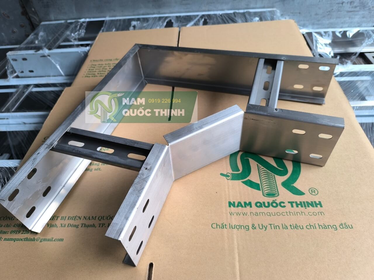 co ngang thang cap inox 200x100x1.2 mm