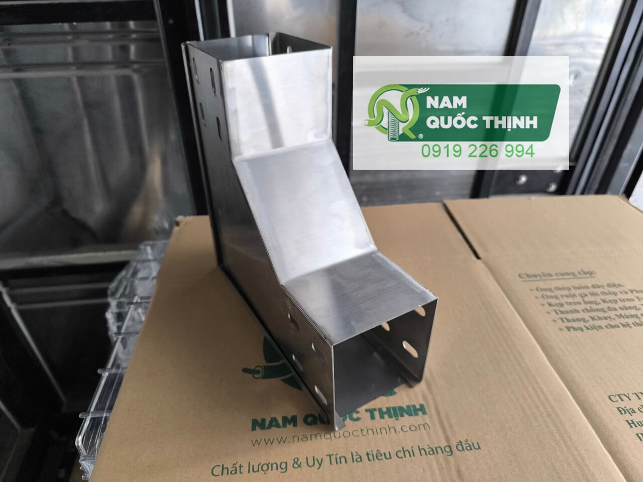 co ngoai xuong mang cap inox 304 100x100x1.5 mm