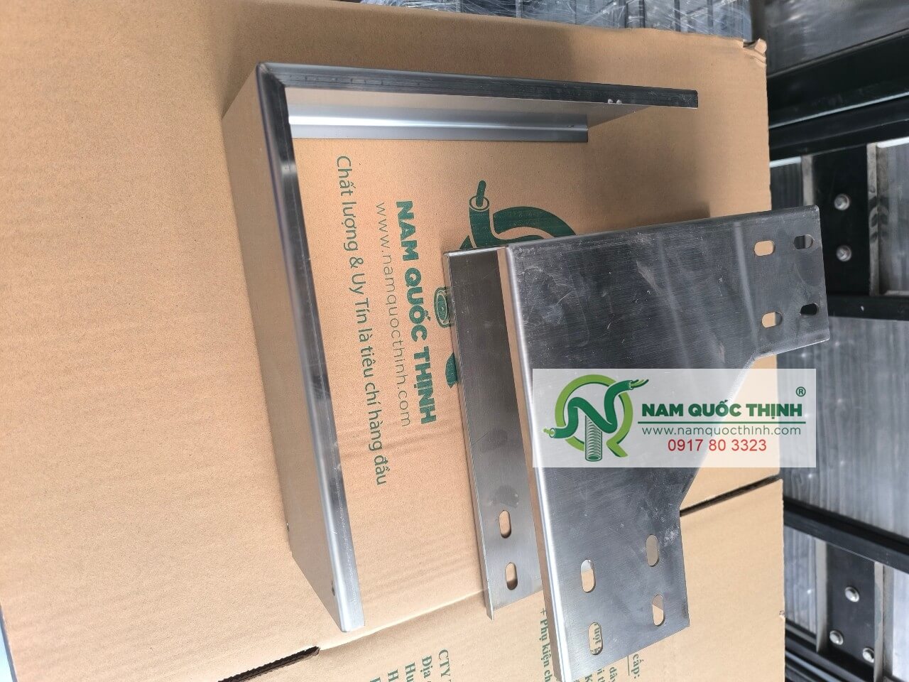 co ngoai xuong mang cap trunking inox 100x100x1.5 mm