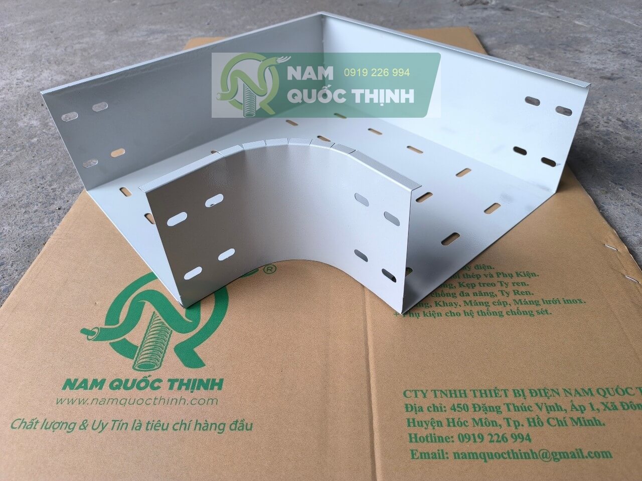 co noi 90 do khay cap duc lo 300x150 mm 1 ly 2 kem nhan