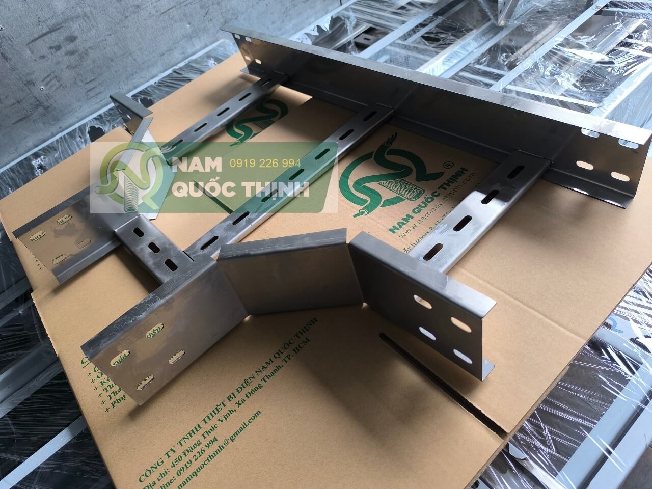 co te thang cap inox 300x100 mm 1 li 2