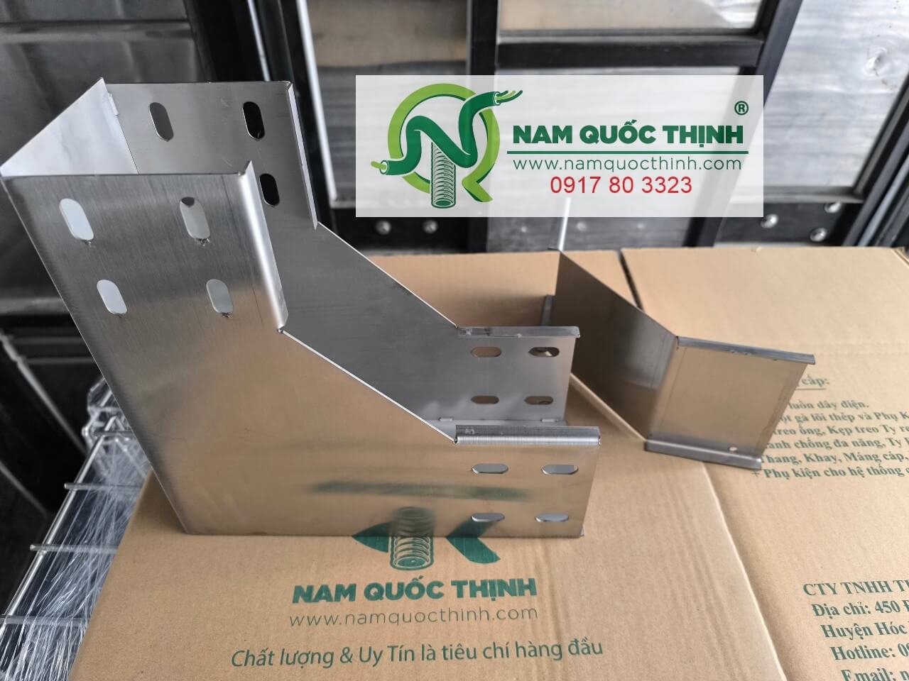 co trong len mang cap inox 304 100x100x1.5 mm