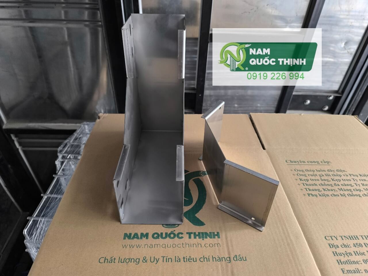 co trong len mang cap trunking inox 304 100x100x1.5 mm co nap