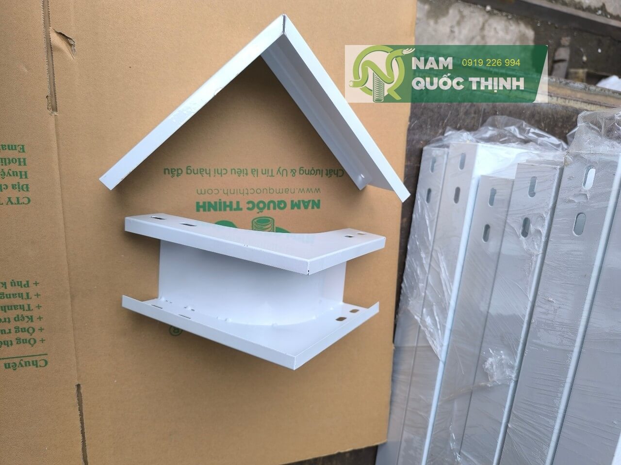 co xuong mang cap 100x50 son tinh dien mau trang 1 mm