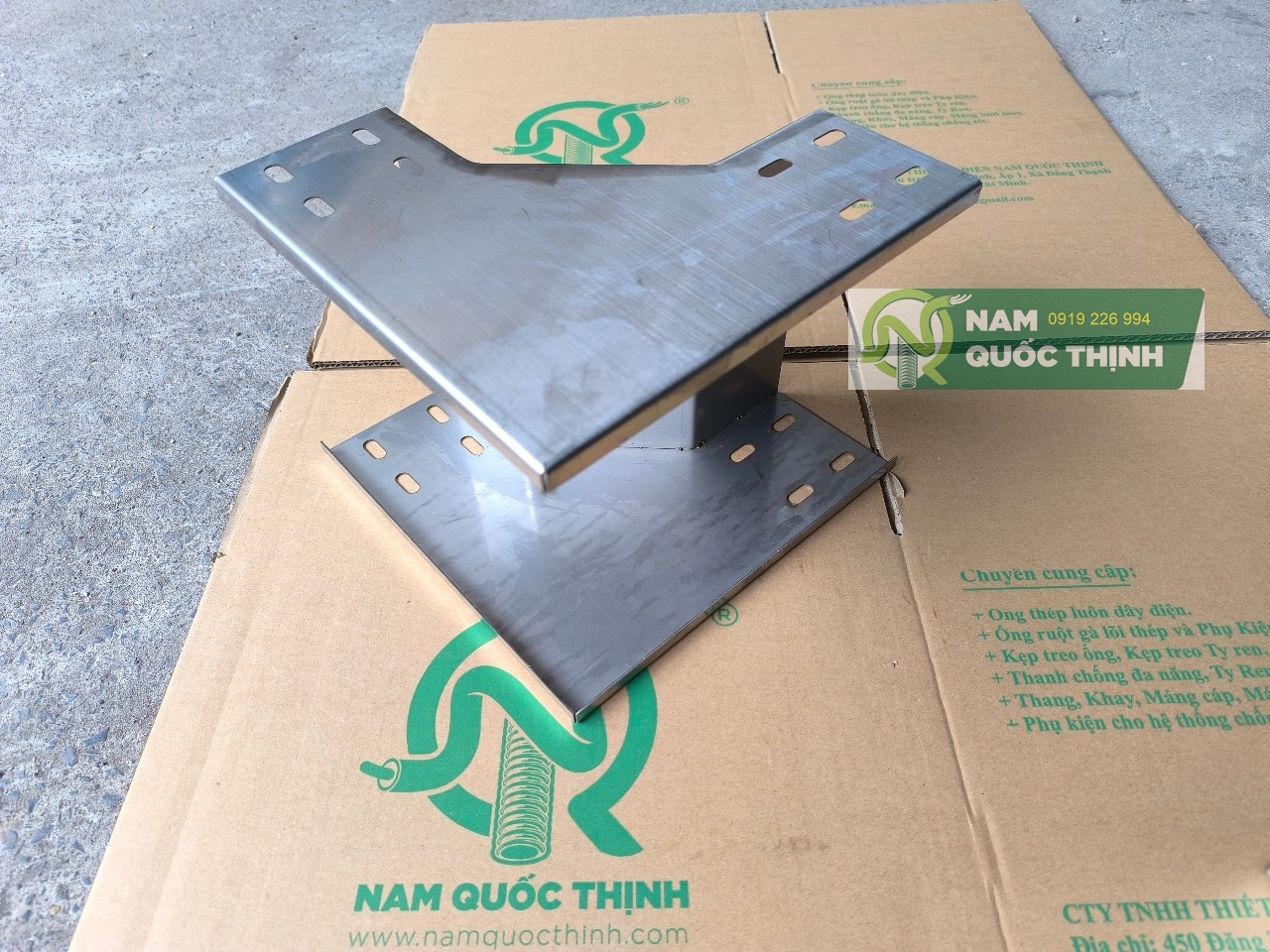 co xuong mang cap inox 200x100x1.2 mm