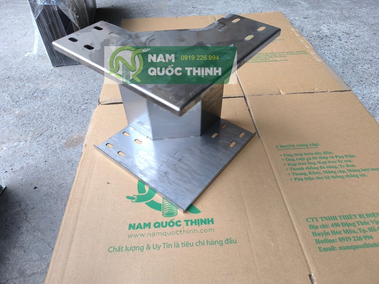 co xuong mang cap inox 250x100x1.2 mm co nap