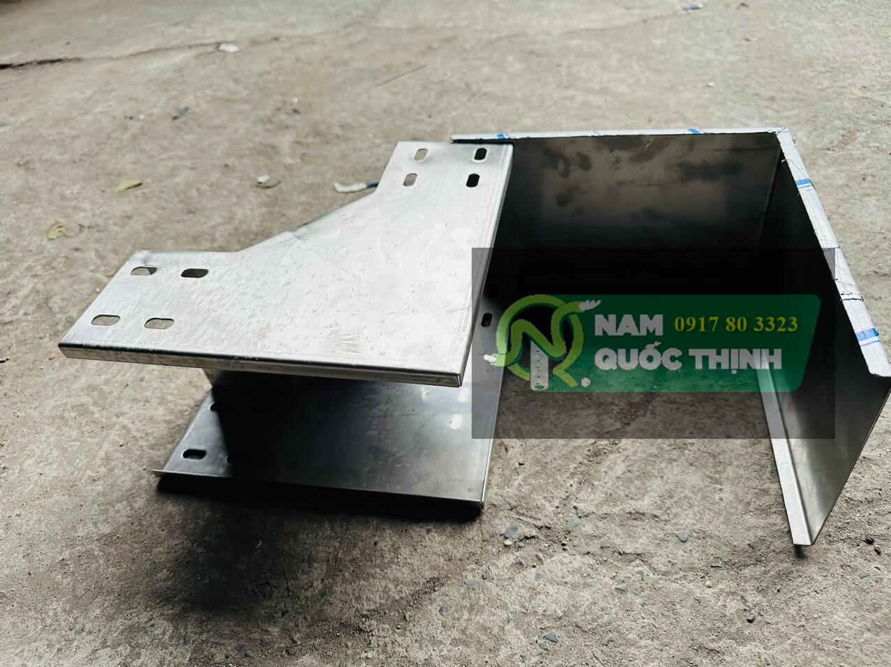 co xuong mang cap trunking inox 304 150x100x1.2 mm