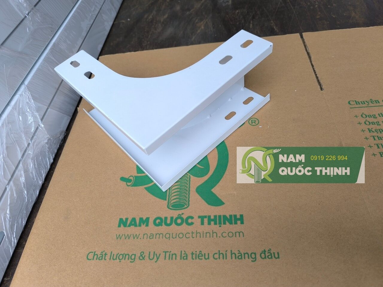 co xuong mang trunking 100x50 mm 1 mm mau trang