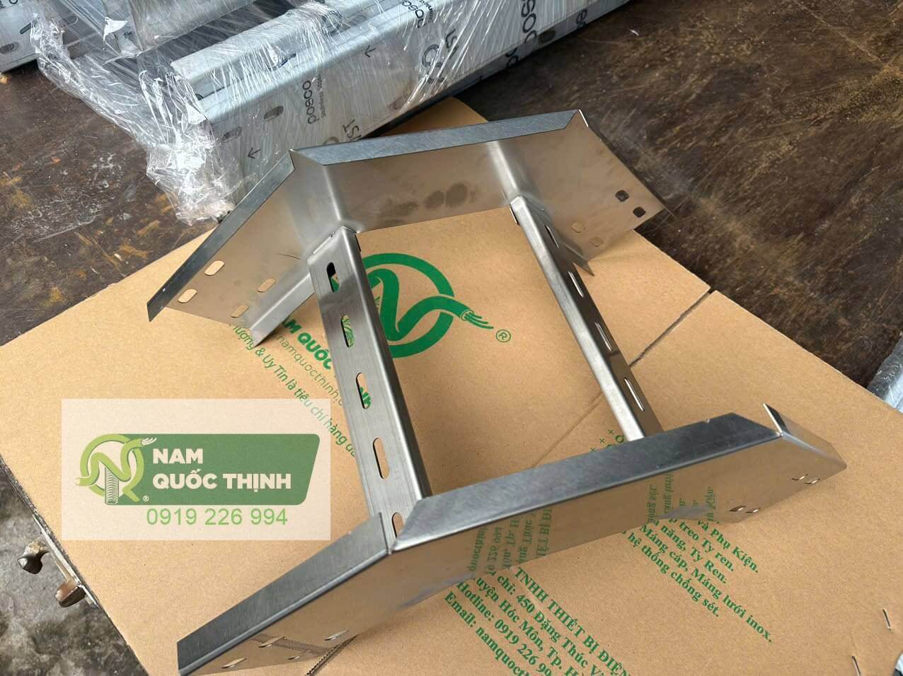 co xuong thang cap dien inox 304 thep khong gi 300x100x1.2 mm