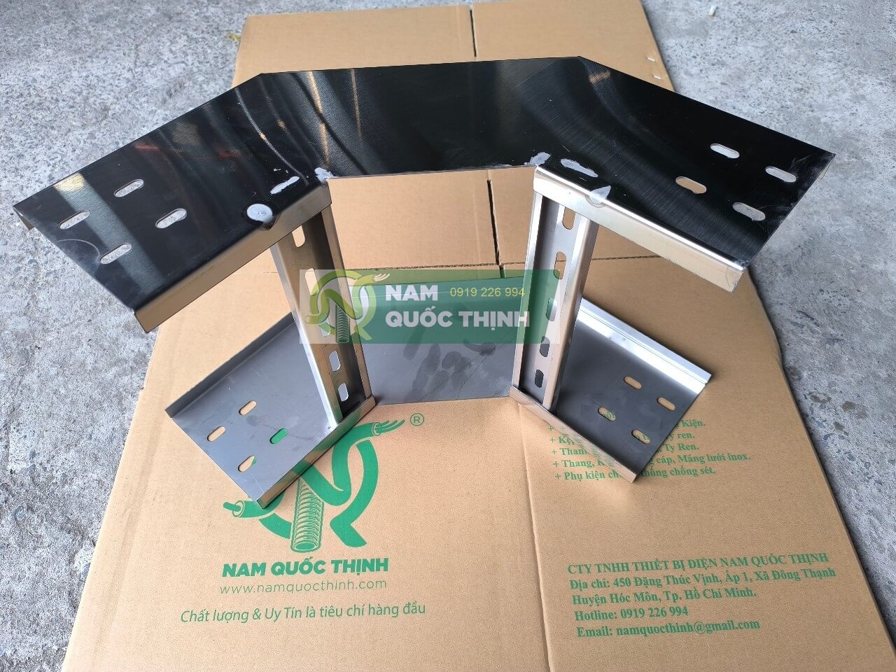 co xuong thang cap inox 300x150 mm 1 li 2 thep khong gi 304