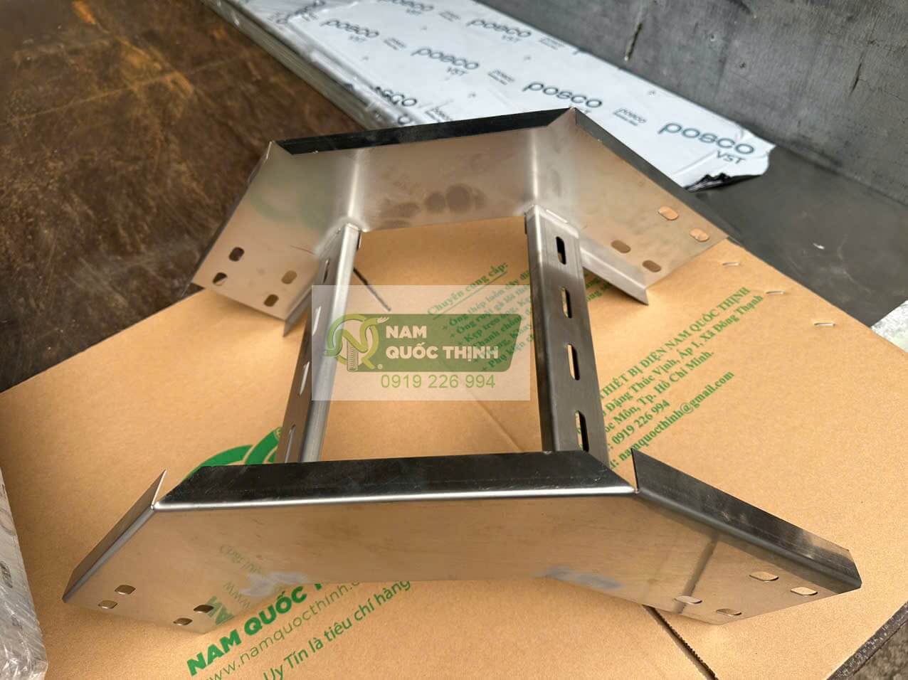 co xuong thang cap ladder inox 304 300x100 mm 1 li 2