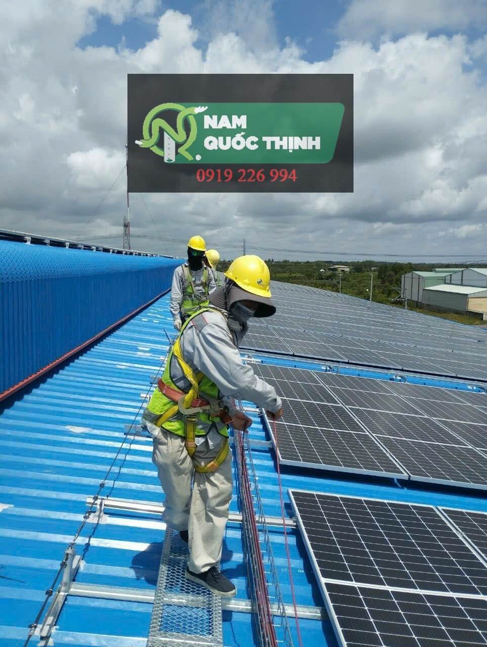 cong nhan keo day dien mat troi solar voi mang luoi kem tren mai roof nha xuong