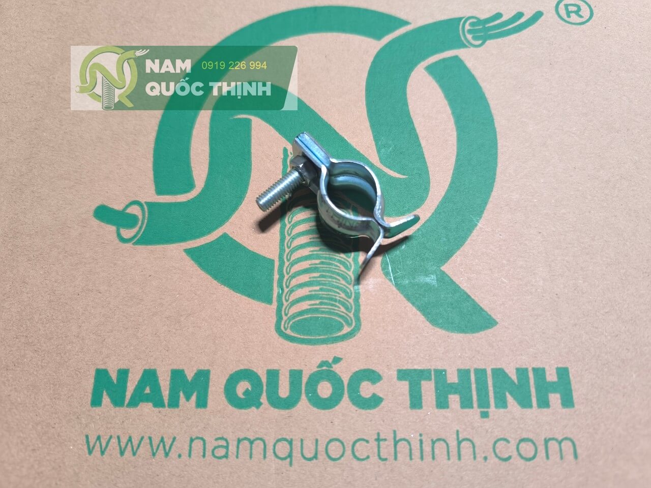 cum cr voi kep ca sau giu ong thep luon day dien tron emt phi 16 mm