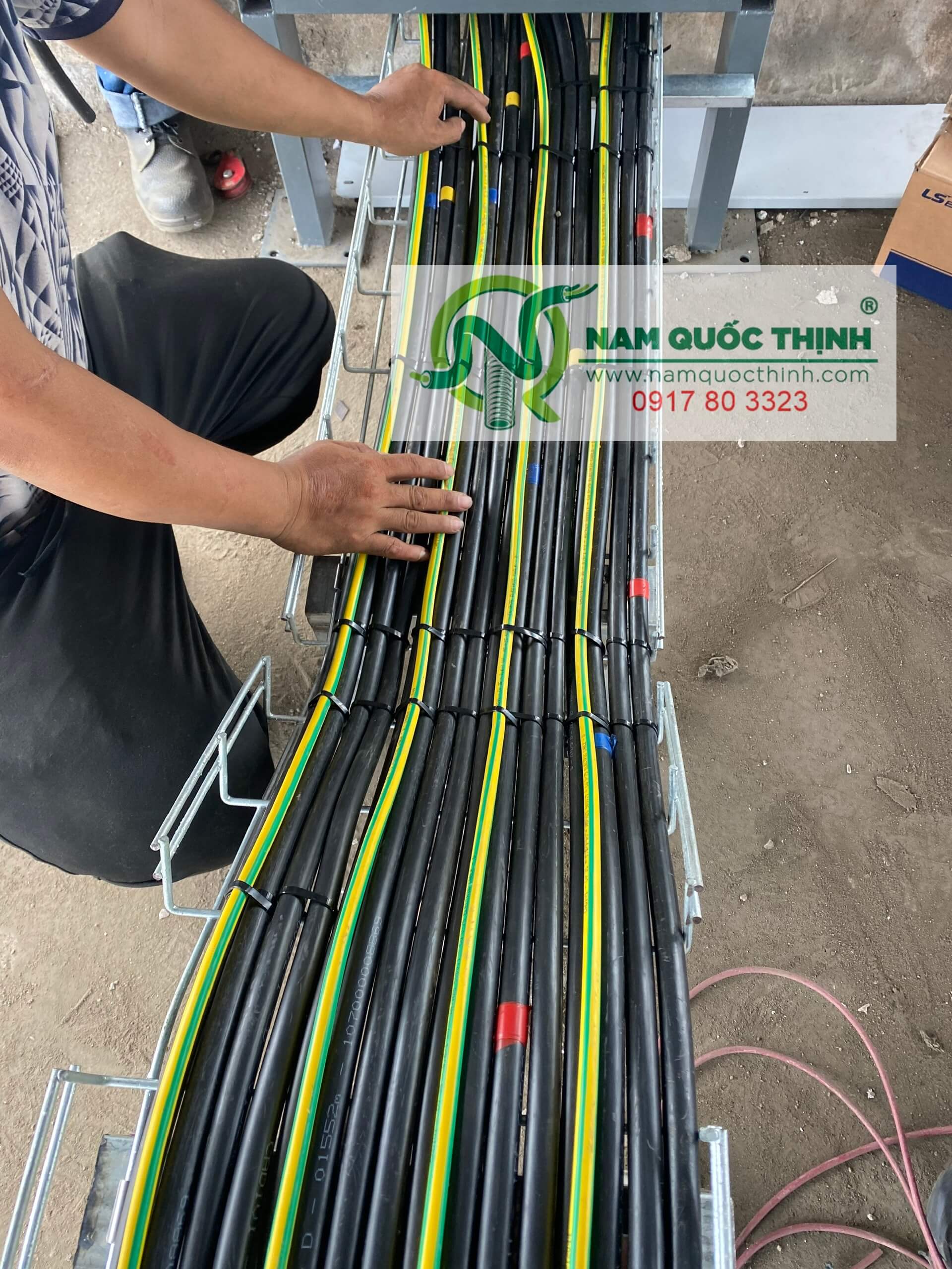 da co dinh cap dien tren mang cap dang luoi ma kem nhung nong