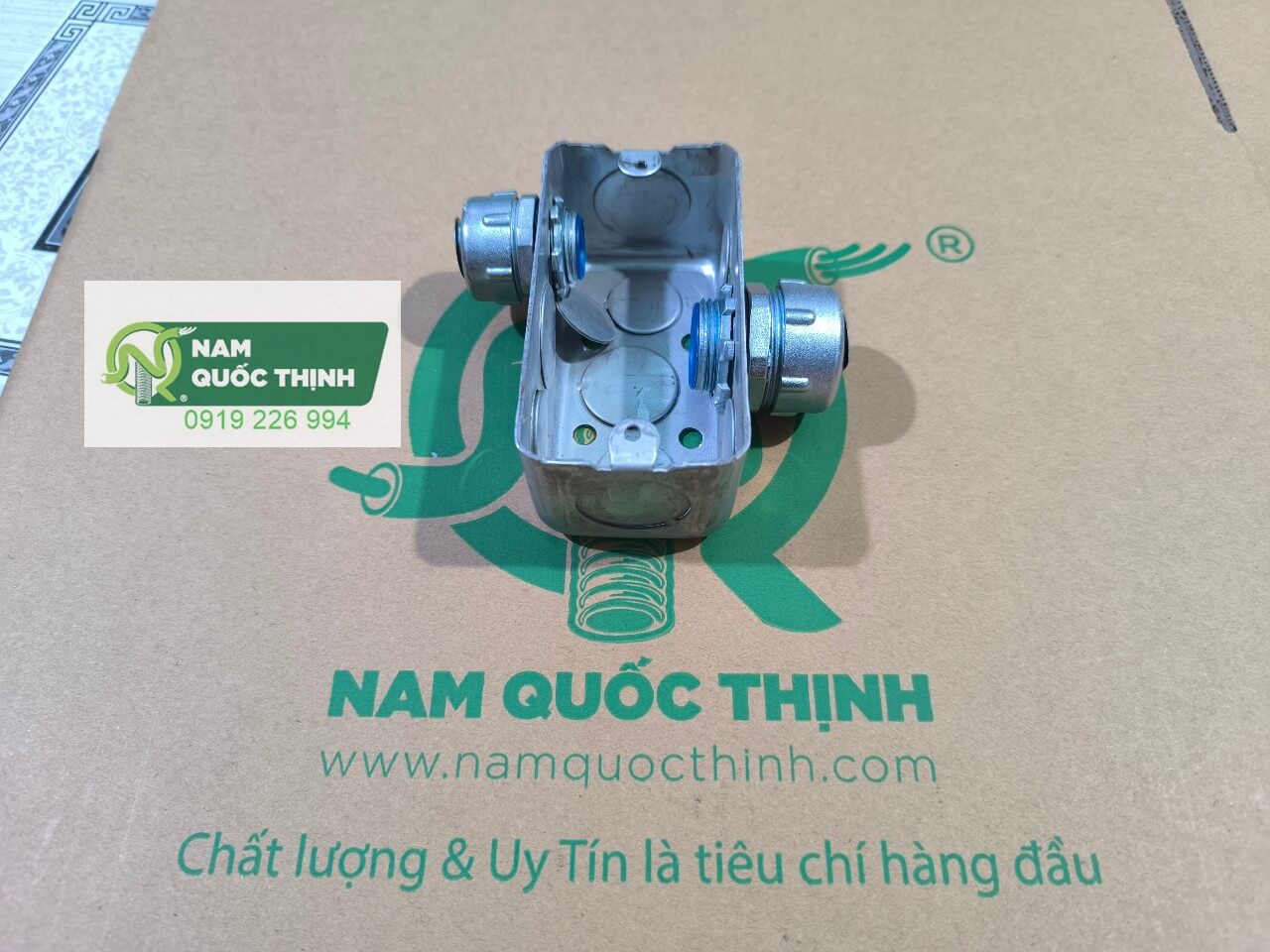 dau noi ong ruot ga thep d20 d25 vao hop thep am tuong 100x50