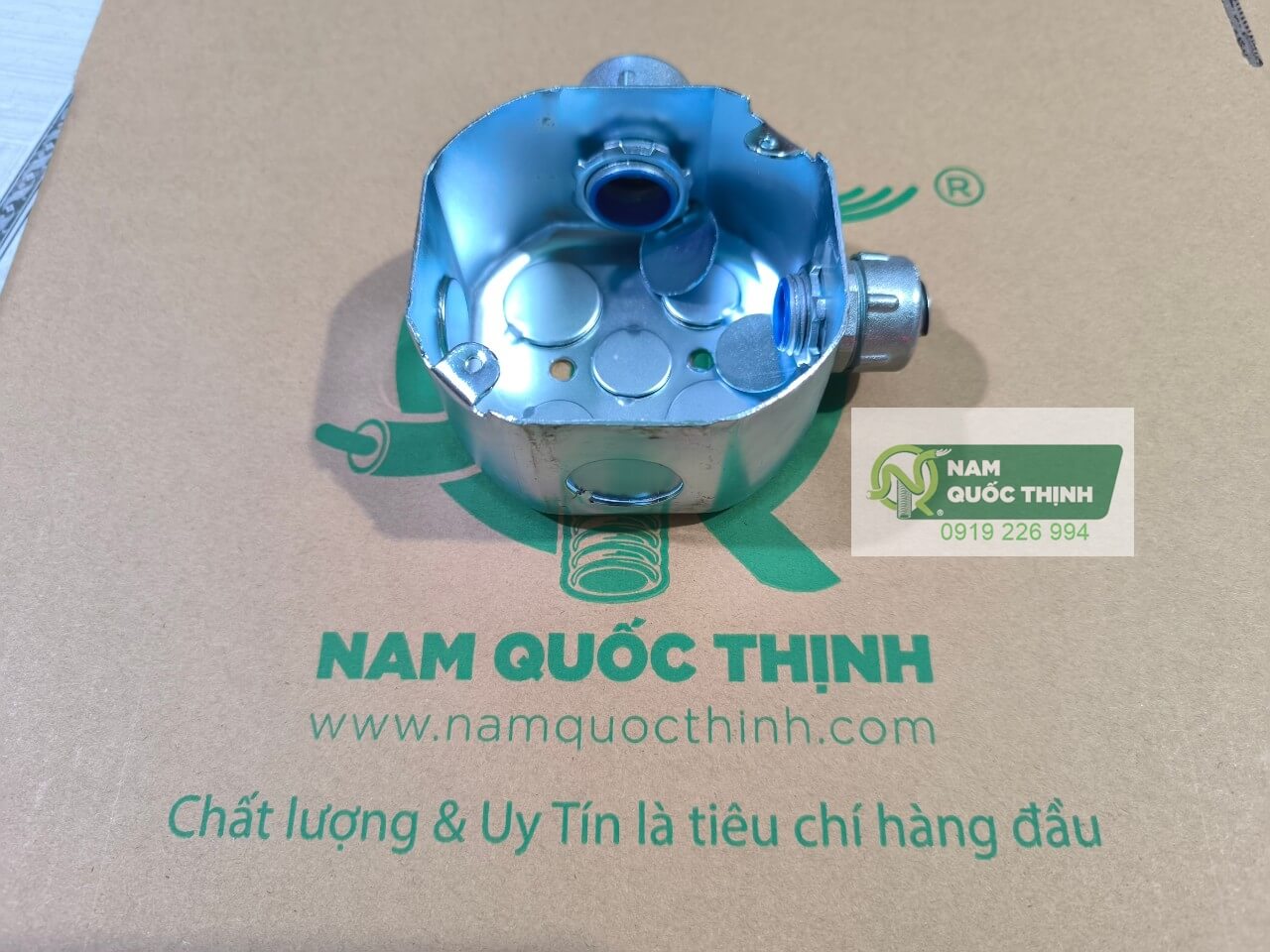 dau noi ruot ga kem 25 mm d20 vao hop box thep bat giac am tuong