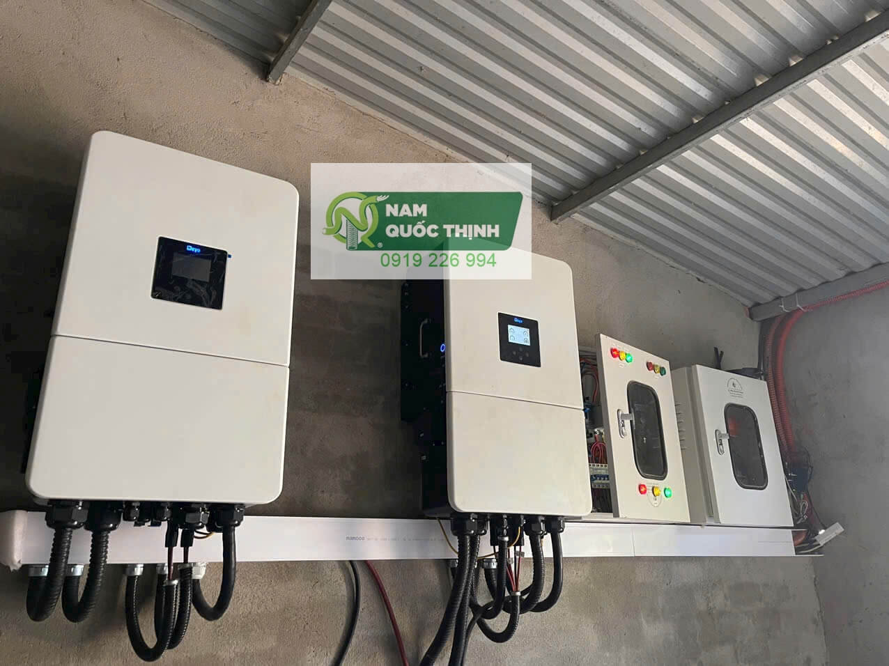 dau noi ruot ga thep boc nhua kin nuoc vao inverter va mang cap solar panel