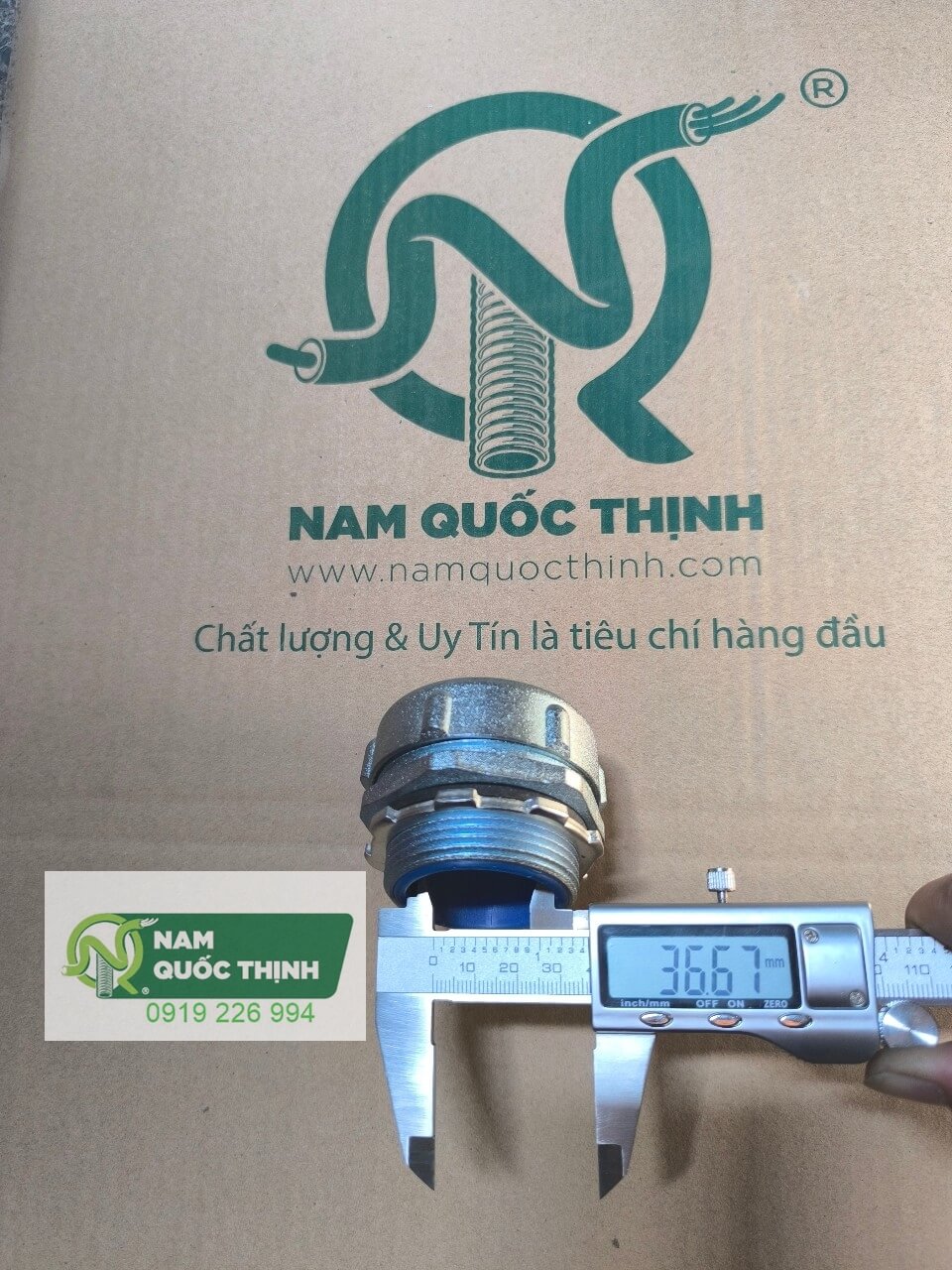 duong kinh cap trong dau noi ruot ga tron voi hop dien bang thep ma kem 49 mm
