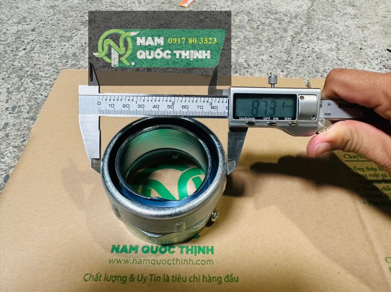 duong kinh ngoai ruot ga thep boc nhua va ong thep tron emt phi 76