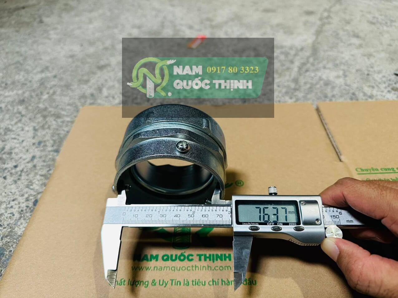 duong kinh trong ong kem luon day dien tron emt d76 va ruot ga sat boc nhua